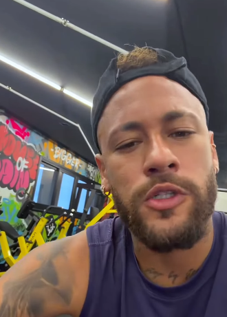 liberta___depre's tweet photo. Neto rebate xingamentos de Neymar após ser chamado de 'otário' pelo camisa 10 do Santos.

"Infelizmente, o Neymar me chamou de otário. Não errou muito, porque a gente é otário mesmo. Sabe quando a gente é otário? Quando a gente acredita que as pessoas podem fazer o bem.

Quando o Neymar me chama de otário, eu me sinto feliz. Eu sou criticado, mas também critico o cara, ele tem direito de me chamar de otário. Otário é quem acreditou que você poderia dar a Copa para nós ou chegar na final. Você jogou 30 minutos, fez um gol de pênalti. A gente é otário, quando você, de uma maneira infantil, uma criancinha, coloca um vídeo seu 'vão me deixar treinar?'. Você só treina musculação. É inacreditável como você é criança, como você se preocupa com um zé ruela igual eu.

Desculpa, Neymar, se você fosse tão bom de bola, tinha ganho duas Champions, tinha sido melhor do mundo, nem isso você foi. Quatro Copas do Mundo, 9 gols, não chegou em uma semifinal."

📷Band / 📷Divulgação