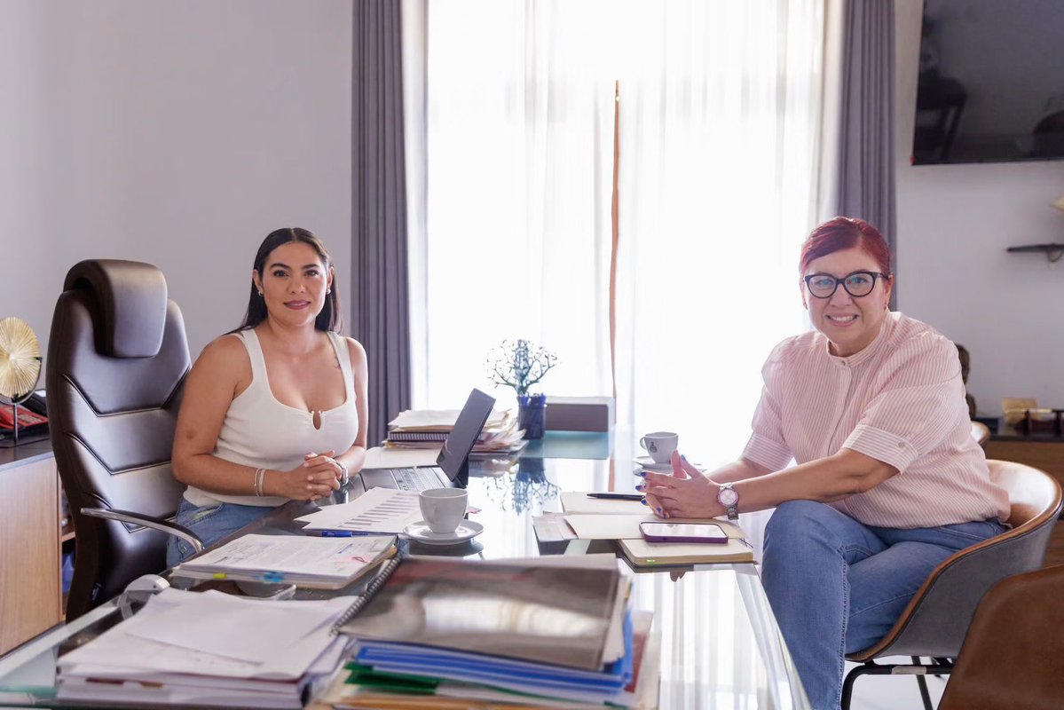 gobiernocolima's tweet photo. Esta mañana, la gobernadora del estado, @indira_vizcaino Silva, sostuvo una reunión de trabajo con la titular de la Contraloría General del Estado de Colima, Isela Uribe Alvarado, para revisar los resultados de la Auditoría Superior de la Federación (ASF).

La revisión del 100% de los recursos federales asignados a Colima concluyó, en la primera entrega de auditorías al gasto federalizado, sin observaciones, reflejando el compromiso del Gobierno del Estado con la transparencia, la rendición de cuentas y el uso responsable de los recursos públicos.