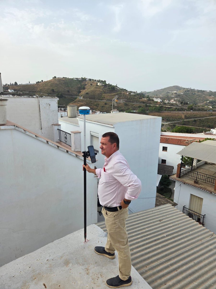 axarquiatopogra's tweet photo. Georreferenciación de una vivienda para declaración de obra por antigüedad.
”Menos mal que la jefa no ha visto donde me he subido”.
#Cómpeta #Axarquia #Topografia #agrimensura #ingeniero #catastro #registro #gml #georreferenciacion https://t.co/F0dmuDwijX