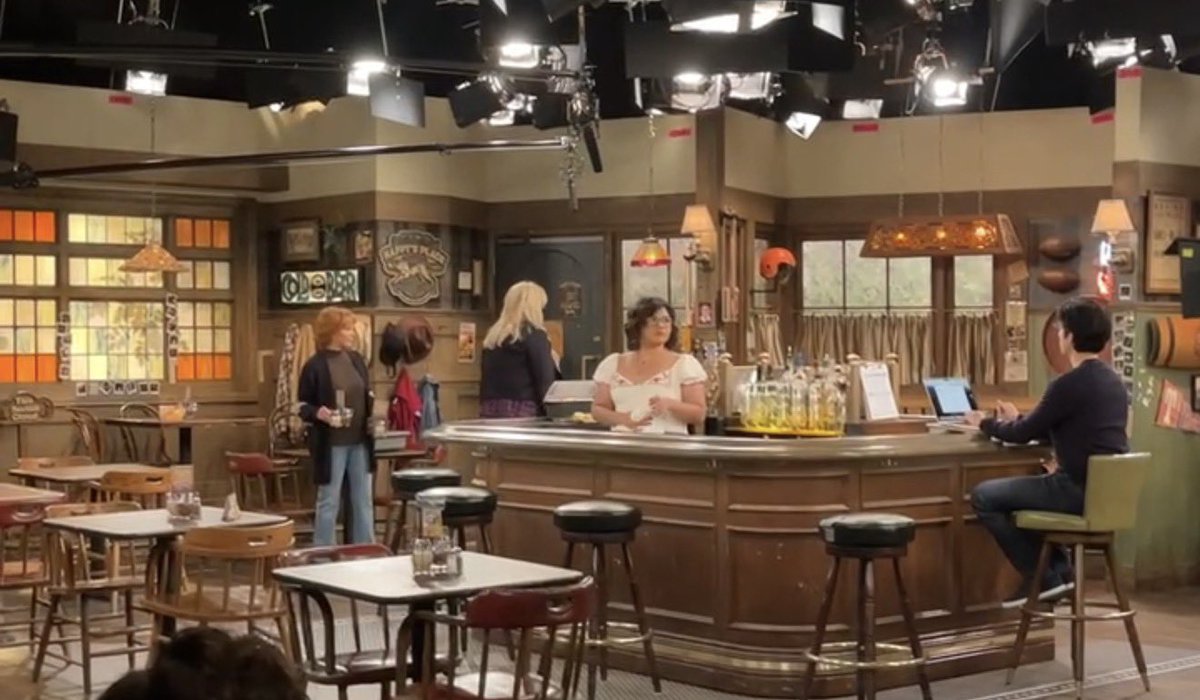 Hugobosstc's tweet photo. Stills from the making of Happy’s Place with Reba McEntire Melissa Peterman Belissa Escobedo https://t.co/dc6QQZRyRt