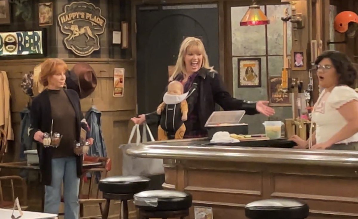 Hugobosstc's tweet photo. Stills from the making of Happy’s Place with Reba McEntire Melissa Peterman Belissa Escobedo https://t.co/dc6QQZRyRt