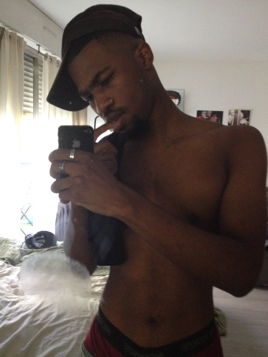 kissssssed's tweet photo. *enters the tl* https://t.co/LRXhzUh8OF