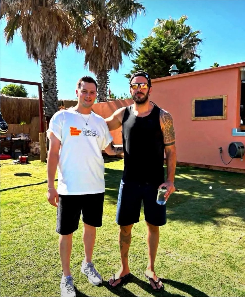 Manar_2005__'s tweet photo. 🖤😍
#Barışarduç https://t.co/j1758eO7Wi