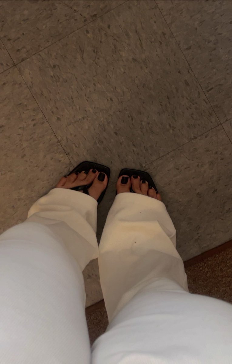 etherealamcur's tweet photo. How yall feel about 🖤 toes ? https://t.co/TGvQ2Iun5W
