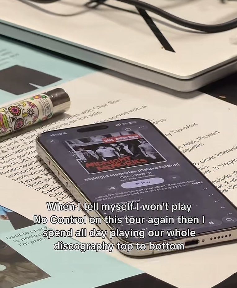 Crismtz_ahft's tweet photo. “Escuchando toda NUESTRA discografía” eso Louis para todos los que llaman covers las canciones de 1D 🙂‍↕️ https://t.co/XiA5pST4Vg