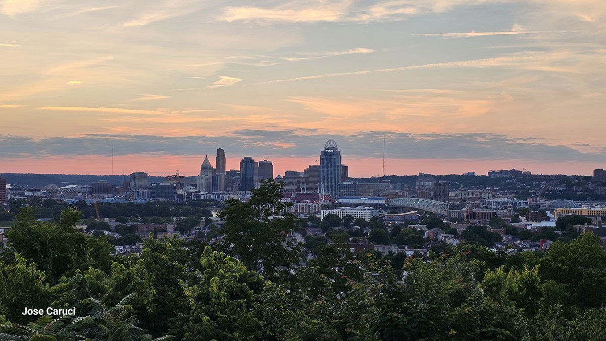 JoseFCaruci's tweet photo. Dusk falls between Cincinnati and Kentucky—a beautiful sunset with the reflection of the Venezuelan flag in the background and a sun as red as a. Via @JoseFCaruci @HLGNapita @AftabPureval @ElNacionalWeb @Morning_Joe @faustomalaveT51 @Local12 @NBCNews https://t.co/C1DyMtMJeJ