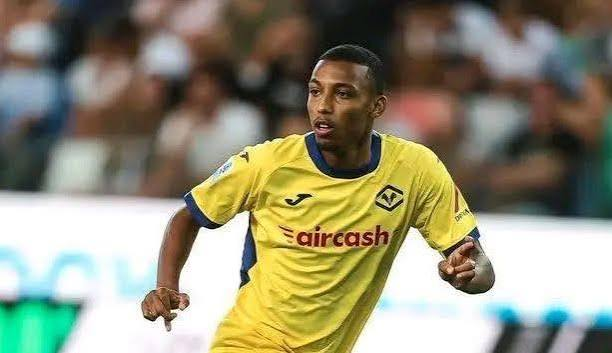 bastien19401's tweet photo. 🟡 RUMOUR | L'Olympique de Marseille a transmis une offre pour Rafik Belghali. 🇩🇿🇫🇷

L'OM a soumis une offre à l'Hellas Verona pour le latéral droit algérien Rafik Belghali.

💰 Marseille propose un prêt valorisé à 13 M€ avec option d'achat, tandis que Vérone réclame 15 M€.

👀 Malgré cet écart, un accord est jugé possible. L'Inter et l'AS Roma suivent également le dossier.

📎 Source : @Ekremkonur

📲 Suivez-nous pour toute l'actualité du mercato.

#OM #OlympiqueDeMarseille #RafikBelghali #HellasVerona #Mercato #TransferNews #SerieA #Ligue1 #TeamOM