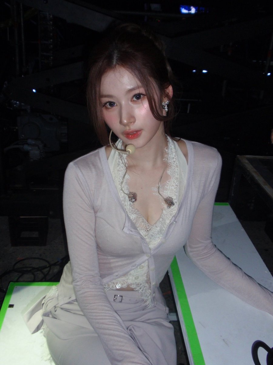 godmitzu's tweet photo. SANA IN HER SOLO OUTFIT SHE'S SO FINE https://t.co/VuY3qxn5Dt