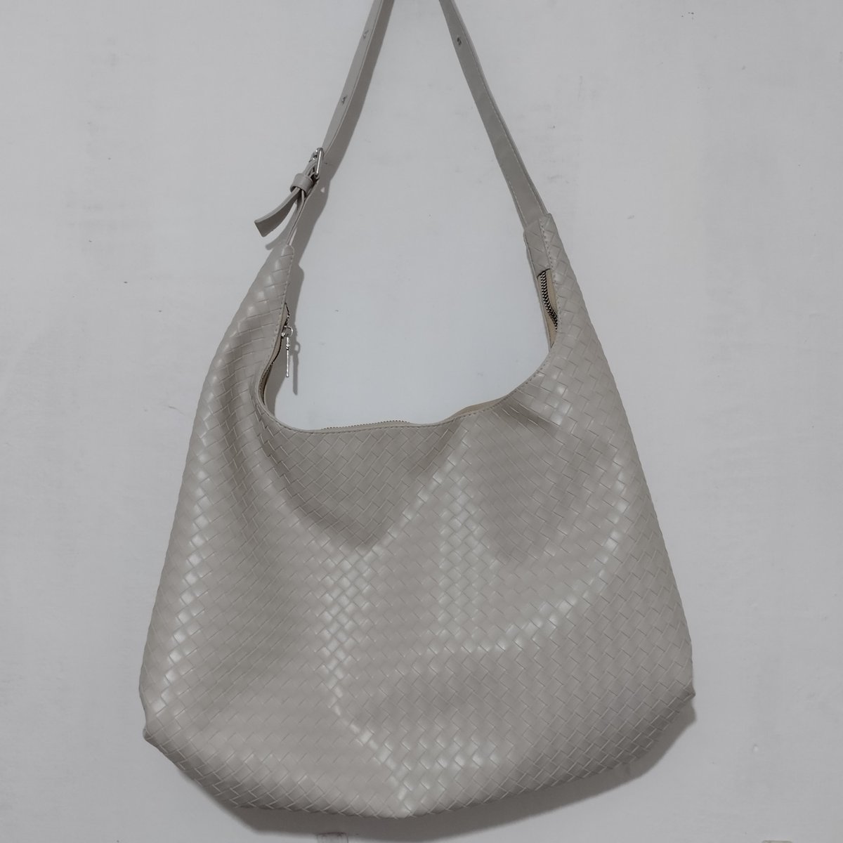 378fy's tweet photo. tgifproject kusel bag ivory, baru dipake beberapa kali ajaa. strapnya adjustable &amp; muat laptop 14inch yaa, detail di bawah. 55k bisa 🍊 dom bandung https://t.co/WIhQtVkQ28