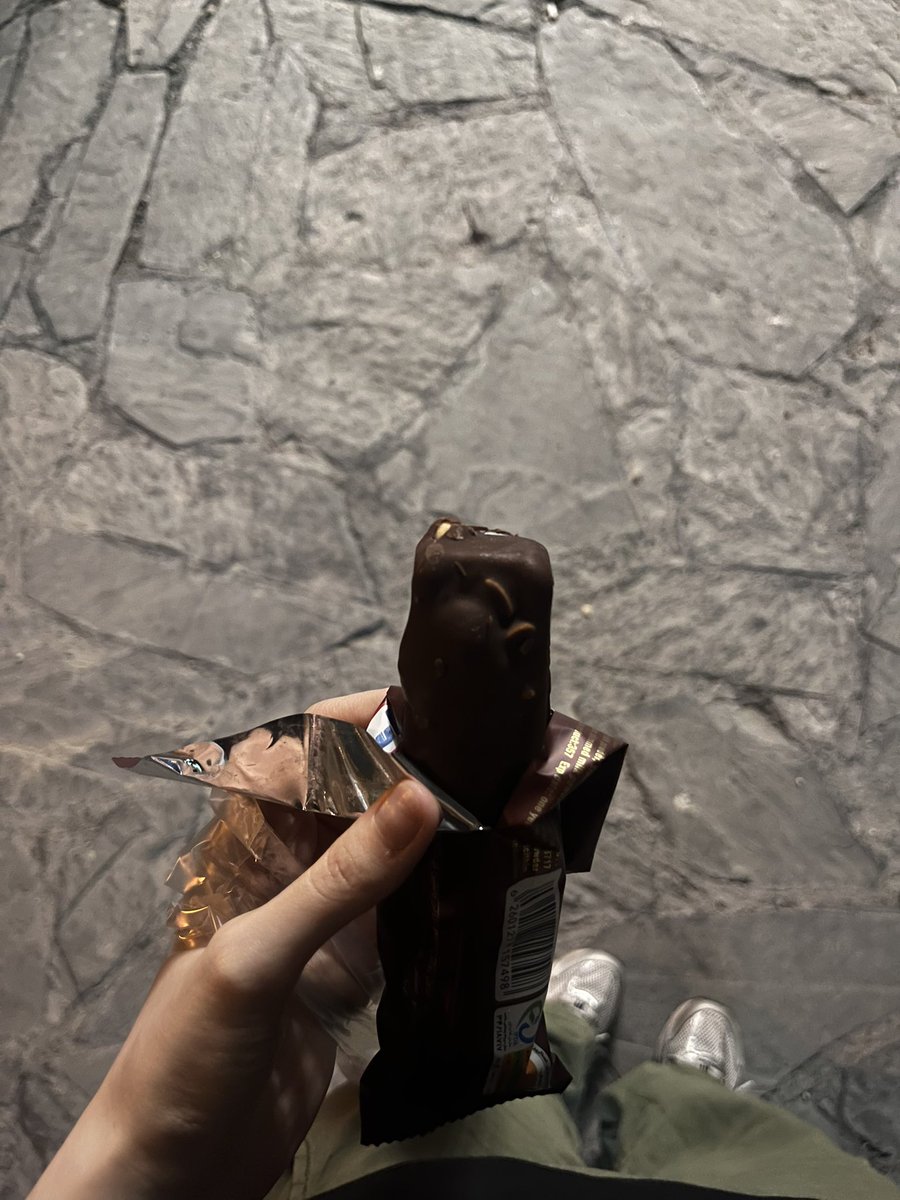 ShieraSeastarr's tweet photo. On a mission to try irani ripoff ice. This was very tasty but a bit too sweet + big for me. Loaded with caramel, very distinct peanut flavor in the cream and the thickest choco layer ever. Spectacular give me 14 of ‘em https://t.co/kbEOutWFBE
