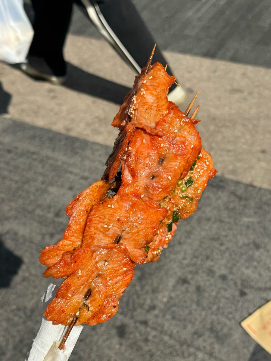 kerorororo1004's tweet photo. Craving a warm, crispy street skewer loaded with grilled veggies and juicy meat—perfect for a late walk snack! https://t.co/s6lU5Vkedx