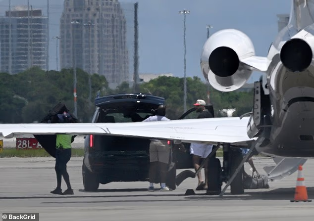 GrateScotty's tweet photo. Taylor sent her jet to pick up Tross yesterday. These are the newlyweds who ARE living together. 

https://t.co/excHweS24U https://t.co/finN3o9tRt