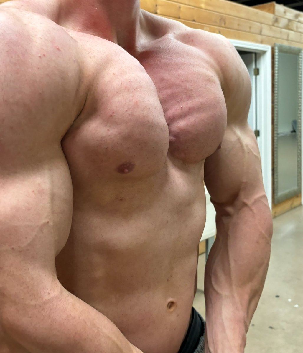 Thedallasflex's tweet photo. Upper shelf fullness😈
#chest
#muscleworship
#cashmaster
#onlyfans 
#findom https://t.co/eSrB5cCB52