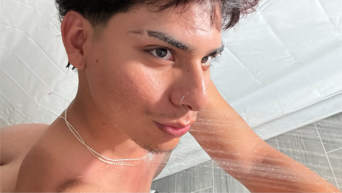 onlyale420's tweet photo. These f*cking eyes that I’m staring at-
Let me see that ass https://t.co/aG863zAA7J