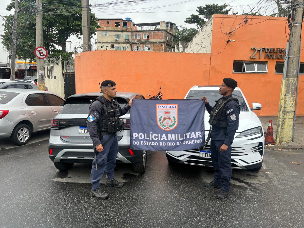 PMERJ's tweet photo. 🚨 VEÍCULOS RECUPERADOS | Policiais da #UPPManguinhos recuperaram dois veículos roubados no Largo de Benfica. Após consulta ao Setor de Inteligência da unidade, a equipe constatou as irregularidades e apreendeu os automóveis. Ocorrência encaminhada à 21ª DP. https://t.co/iowzCfeC1J