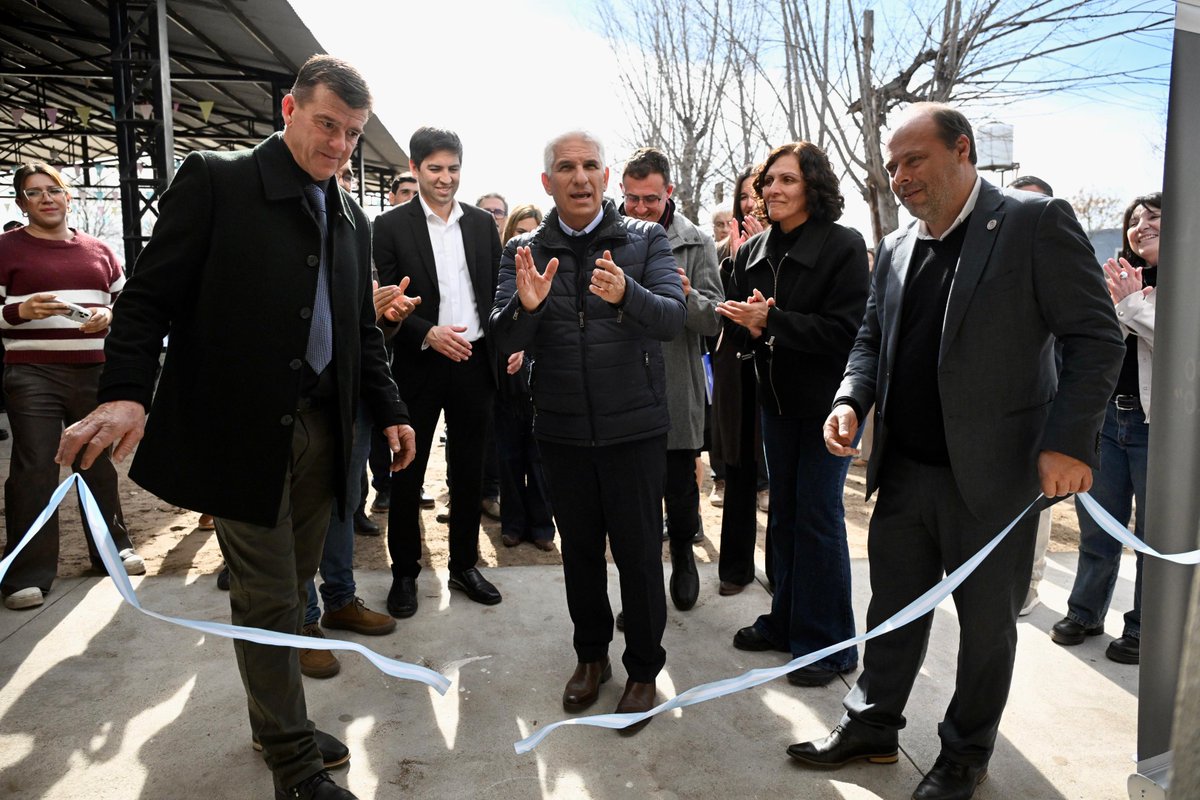GobernadorSL's tweet photo. 🏗️ Seguimos fortaleciendo los espacios de encuentro en cada localidad.

En Bagual inauguramos los nuevos sanitarios del SUM Municipal y firmamos un nuevo convenio de 'Construyendo con Tu Pueblo' para continuar ampliando este espacio. https://t.co/zAk3poSD56