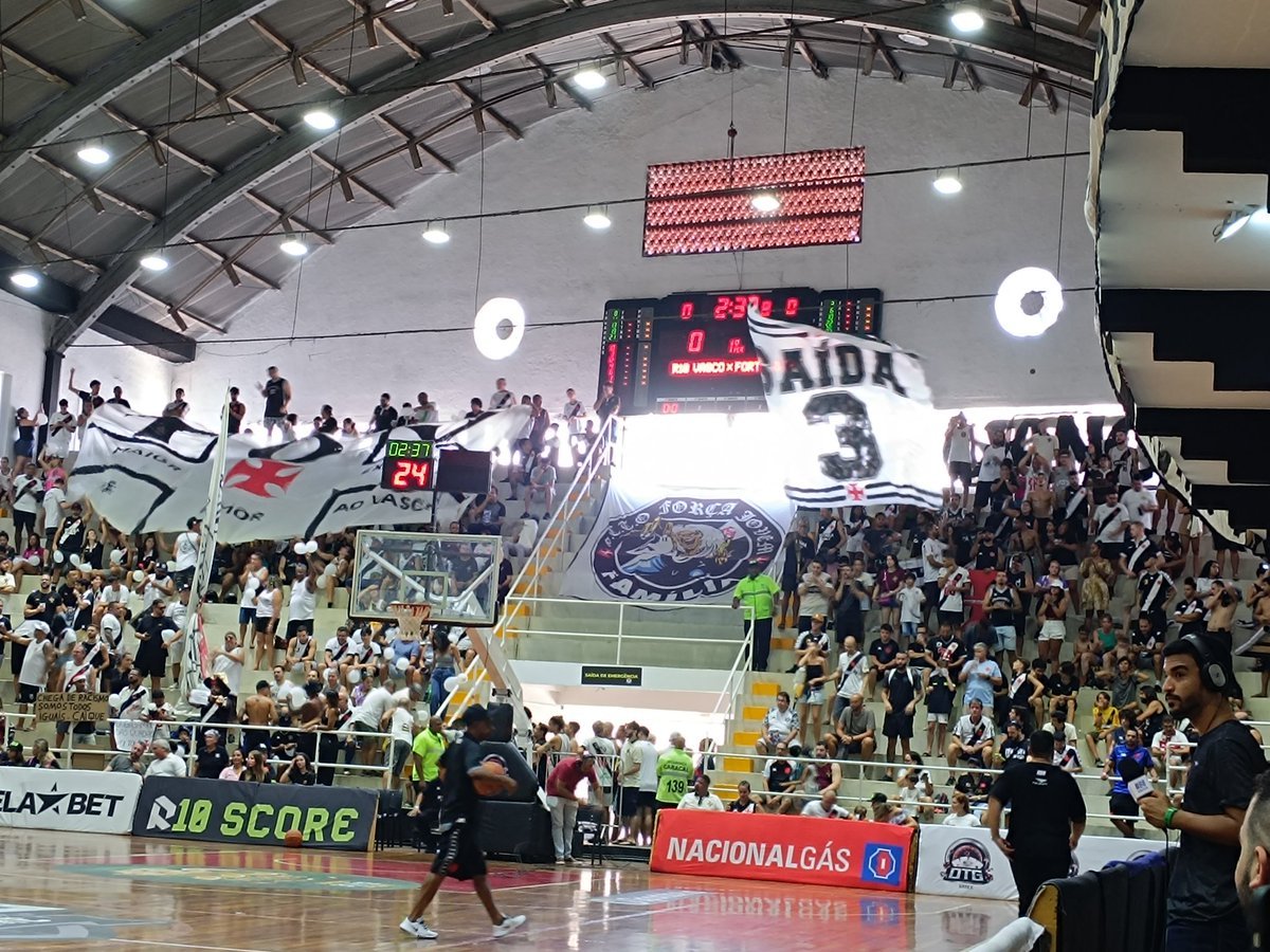 BasketballVasco's tweet photo. A torcida vascaína está movimentando um abaixo-assinado para a continuação do basquete vascaíno.

https://t.co/Q0oKsd51Eh

Assine e faça parte da história! https://t.co/yFrSjnHH07