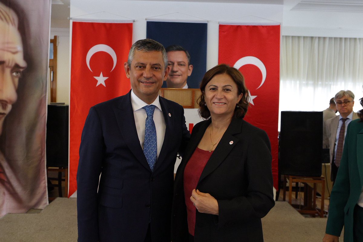 turkan_elci's tweet photo. YENİ Parti Genel Başkanımız Özgür Özel'in taktığı bu rozetle; adalet, hukukun üstünlüğü ve haksızlığa karşı verdiğimiz mücadeleyi, aynı kararlılıkla sürdürmeye devam edeceğiz. 

@yenipartiyiz @eczozgurozel https://t.co/D7dWkd1ghd