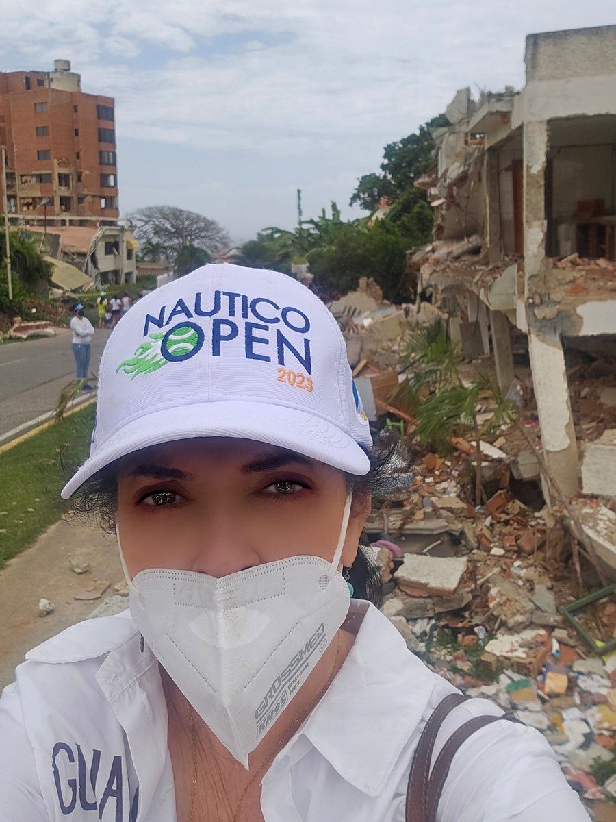 AliasMalula's tweet photo. En un mes del terremoto que nos cambio la vida el dolor se  intensifica por la tragedia que ha dejado rotos los sueños de  miles de personas que hoy sienten la amenaza de un futuro incierto, sin  sus seres queridos, sin sus viviendas, sin los recuerdos que han construido la historia de toda una vida. Mis sentimientos estan con todos los que sufren esas pérdidas. Es una herida que llevamos en el alma los caraqueños que seguimos sintiendo  a Vargas como parte de nuestro territorio, que la creación de Vargas como Estado  autónomo e independiente -en 1998- no cambio nuestra sentimientos de pertenencia,  que siempre lo sentimos como una extensión de nuestra caraqueñidad. Hoy me duele Vargas, el territorio caribeño que nos dio tanto placer y alegrías. Sin duda veremos resurgir nuestro frente marítimo con el empeño y el concurso de todos. 
Que Dios bendiga a los Varguenses, que Dios bendiga a Vargas, La Guaira, con su gente  buena y la encantadora belleza   de su aguas caribeñas
