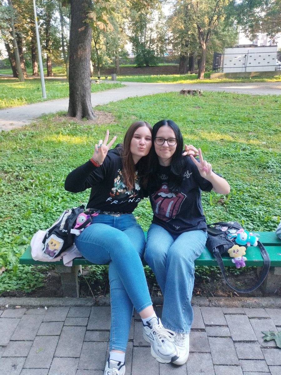 Sukina221's tweet photo. Jesteście najlepsze na świecie! Kocham was bardzo!!!!🫰🏻🫰🏻🫶🏻
@Dark_bubble_6 @ms_butterflyyyy https://t.co/qD9z8YV4ub