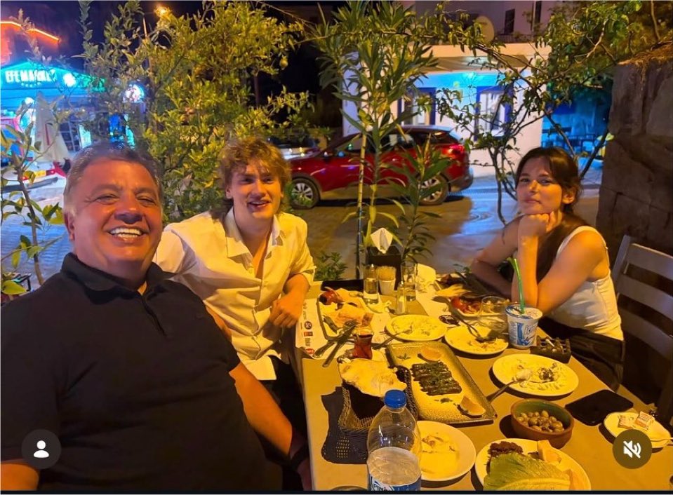 minnossay's tweet photo. YANINDAKI ABI MEKANIN SAHIBI YANI BAŞBAŞA CIKMISLAR ŞAKA MI BU https://t.co/wIlqblNjEc