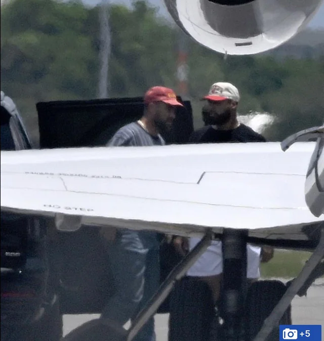 GrateScotty's tweet photo. Taylor sent her jet to pick up Tross yesterday. These are the newlyweds who ARE living together. 

https://t.co/excHweS24U https://t.co/finN3o9tRt