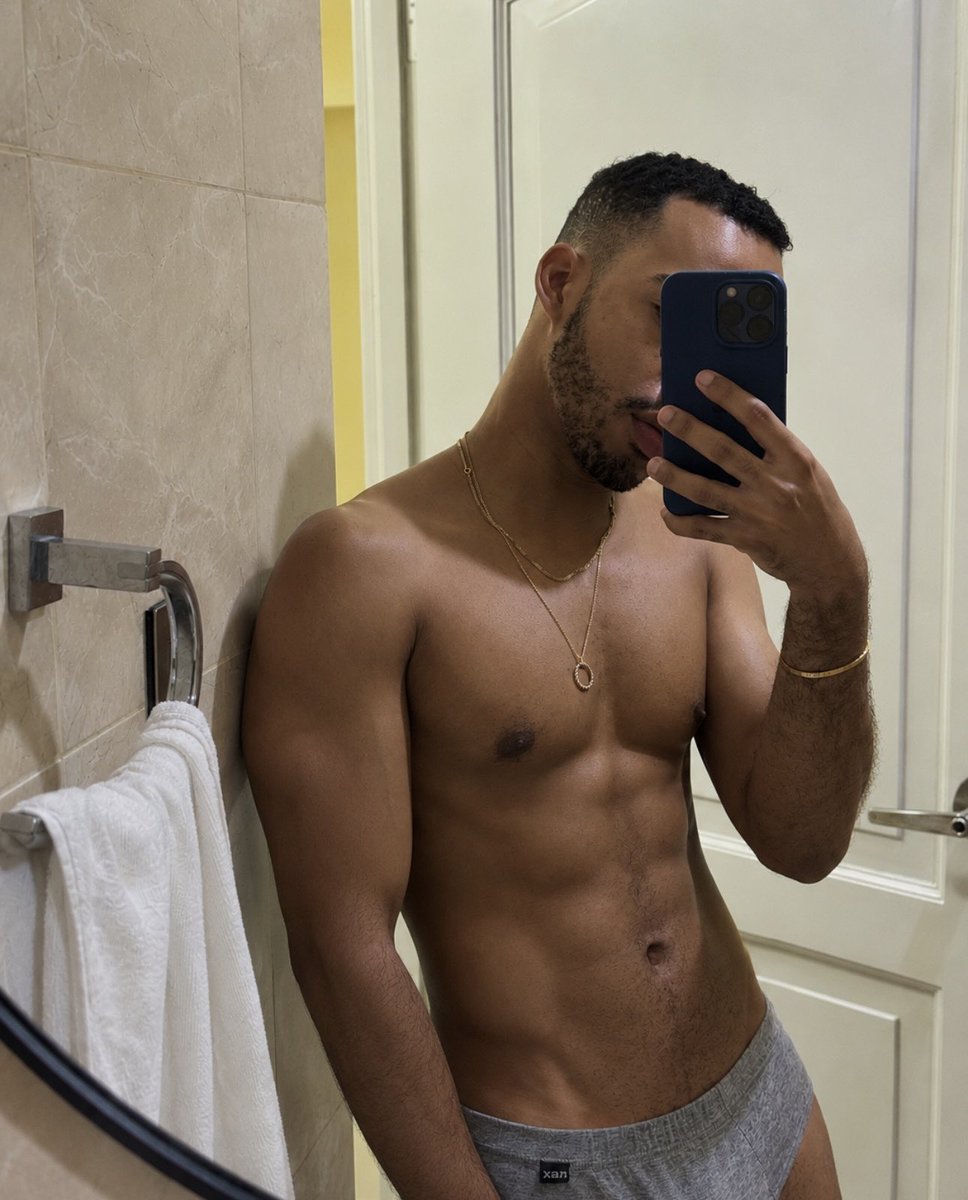 EvianPapi's tweet photo. Hung up on you https://t.co/qHQcbHL6Ce
