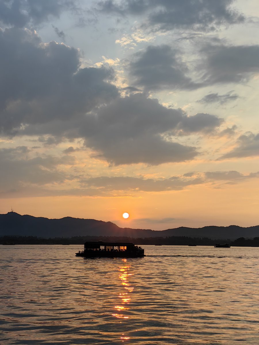 zk3vx4's tweet photo. Join our photography club's sunset shoot this Fri at West Lake! Capture golden hours with fellow shutterbugs, bring your cameras, snacks provided. Tag a friend who'd love this! https://t.co/CxfgCwDKjK