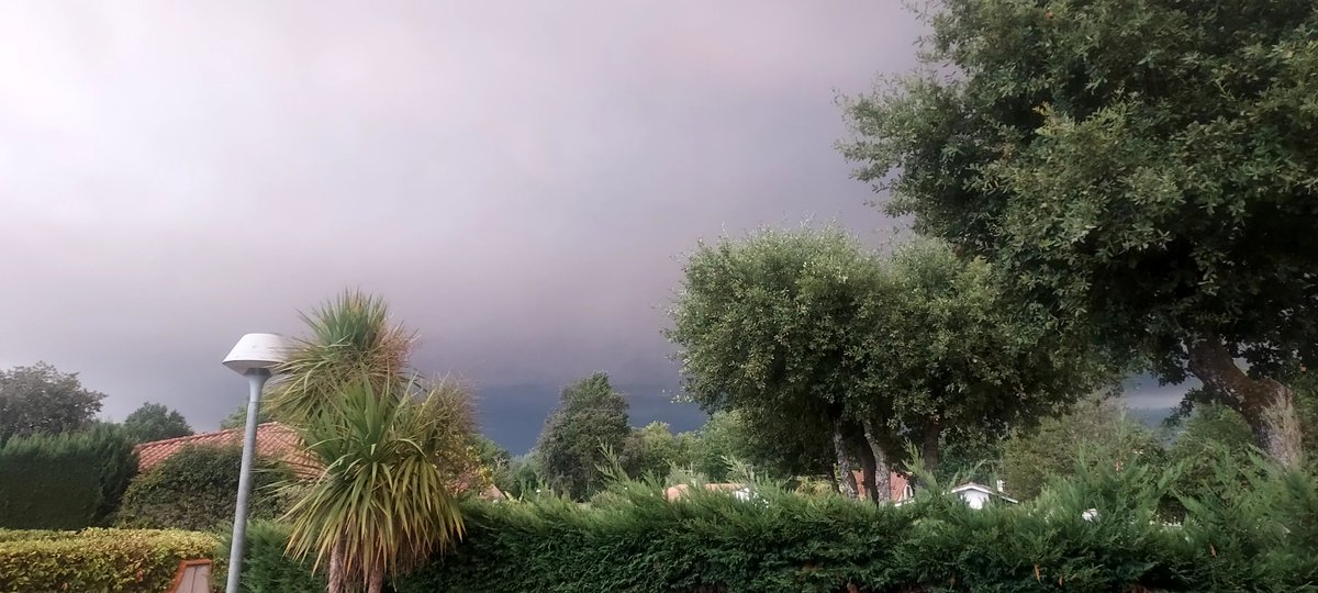 Fabphoenix75's tweet photo. Ceci n est pas un orage. C est juste un nuage de cendres situé à 30 km du frond  des incendies #incendie #lege https://t.co/JzoO0Ea7gV