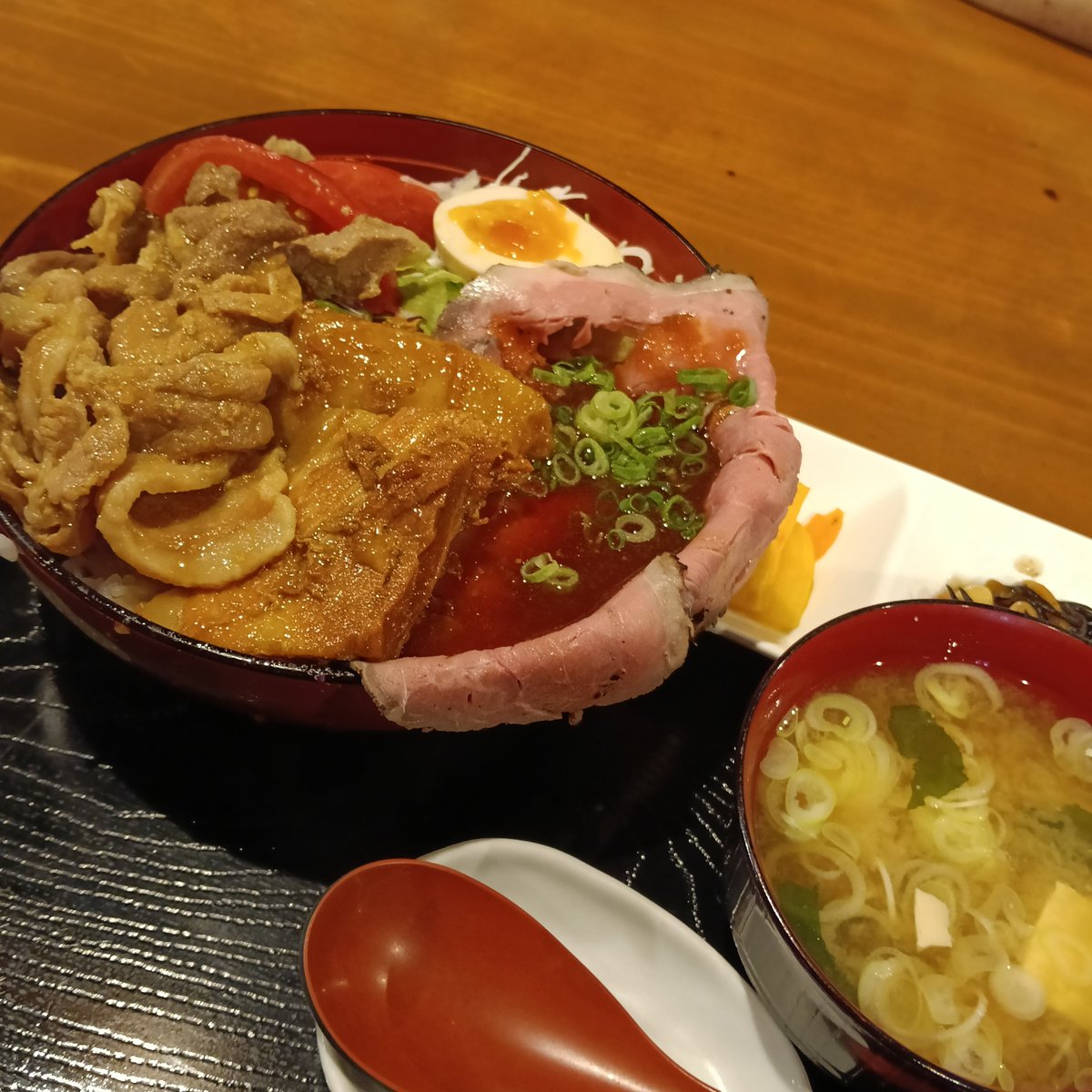 beads666's tweet photo. 小塙　肉彩り丼 https://t.co/Rv2ND9Z8NQ