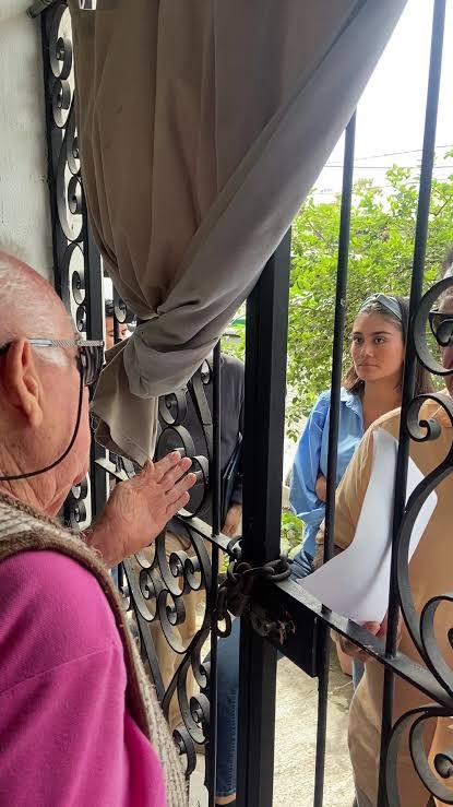comunicaliamx's tweet photo. 🚨📄 La doctora Ihara Maday Rodríguez difundió un video en el que fijó su postura sobre el caso de Don Juan Ramírez, quien denunció haber sido desalojado de su vivienda en #PuertoVallarta.

En su mensaje, aseguró que el procedimiento del pasado 15 de julio fue resultado de una resolución judicial y no de un despojo arbitrario. Además, afirmó que no estuvo presente durante la diligencia, negó algunas versiones difundidas en redes sociales y señaló haber recibido amenazas y actos de acoso tras la viralización del caso.

#Jalisco #DonJuan #IharaMaday #Noticias