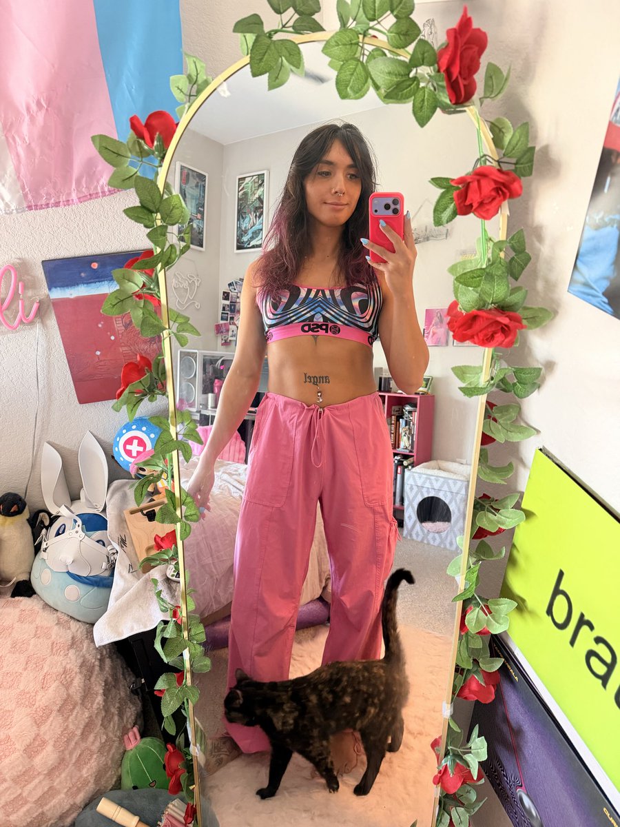 charli_champloo's tweet photo. Pink cargo pants go hard https://t.co/jxJpUwt2C4