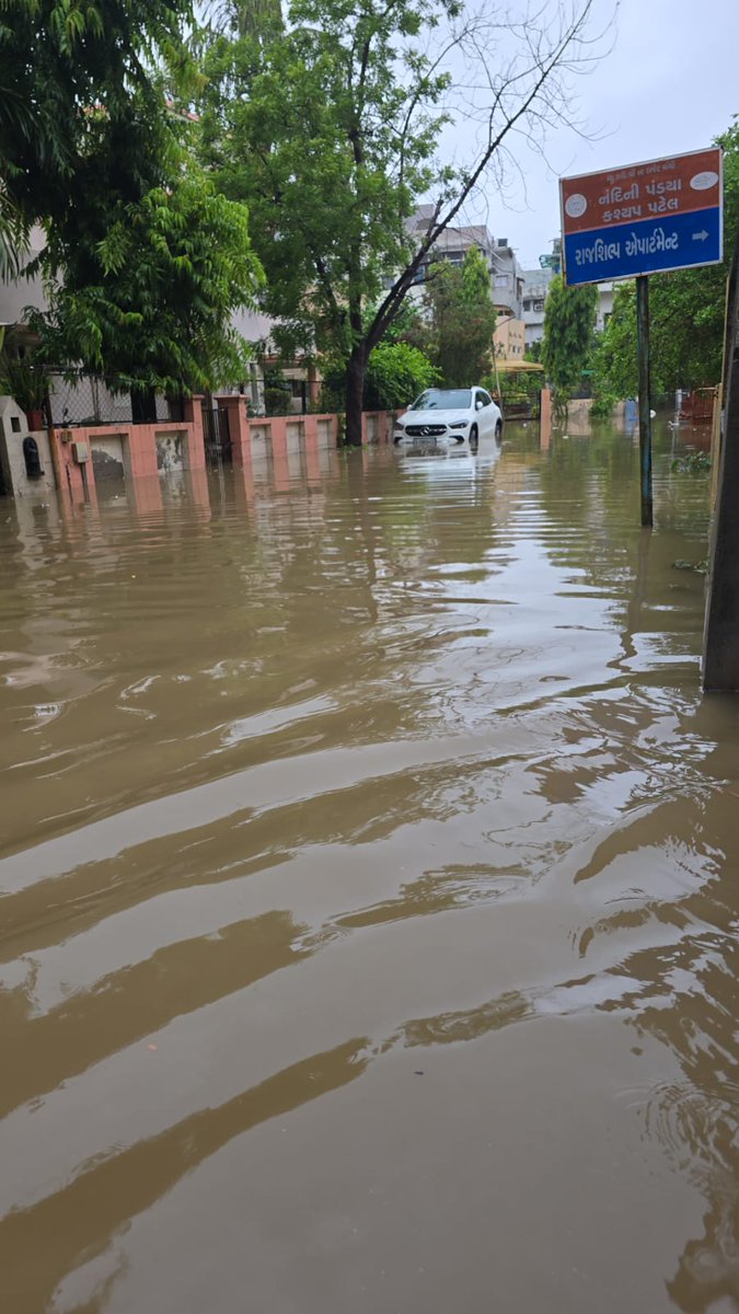 KenilsProperty's tweet photo. @AmdavadAMC 
Savarthi pani bhrayu che .. raat sudhi nikal thayo nathi .. 
Pivanu nu pan pani nathi 

Prakruti kunj Society lane 2, near shreyas foundation, ambawadi https://t.co/8zsr1wKydt