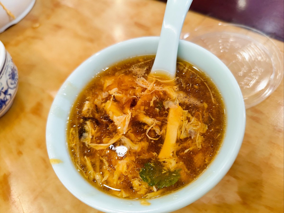 publicstone_'s tweet photo. Late-night stall warm-up: a bowl of miso soup with silky tofu and wild seaweed, plus a side of crispy pickles—small comfort to chase the chill away.， https://t.co/azmKqMNO9W