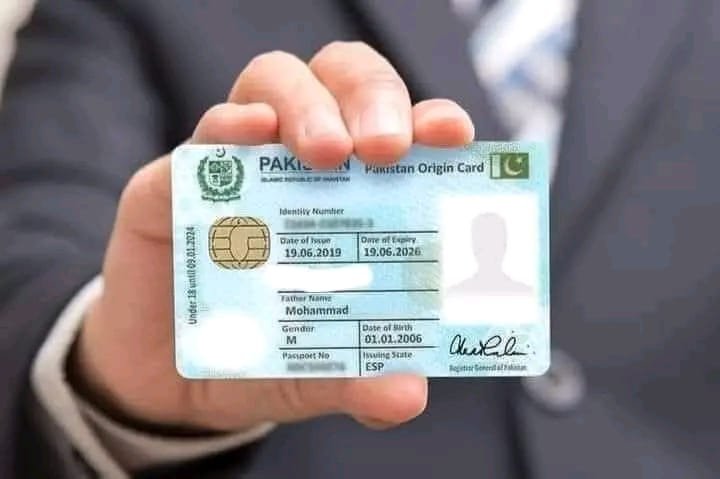 fozisidd's tweet photo. ریاست نے مجھے ایک شناختی کارڈ کے علاوہ کوئی سہولت نہیں دی اس کے بھی پیسے لیئے

سکیورٹی، صفائی، علاج، تعلیم مجھے خود ہی خریدنے پڑتے ہیں یہاں تک کہ آج کل گیس کیلئے سلنڈر، بجلی کیلئے سولر اور پینے کیلئے صاف پانی ہم خود خریدتے ہیں
تو پھر ریاست ٹیکس کس چیز کا لیتی ہے؟ سوال تو ہوگا۔۔۔۔۔