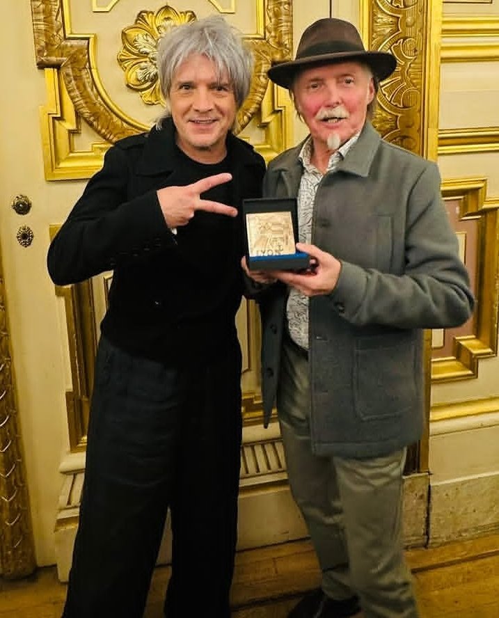 Nicolasirkis16c's tweet photo. La distance ne compte pas quand deux âmes continuent de penser l'une à l'autre. On se retrouve sous les projecteurs. ✨❤️

#Indochine
#MusiqueFrançaise
#AmourEnMusique
#FrenchRock
#FranceMusic https://t.co/TxuCoORqnB