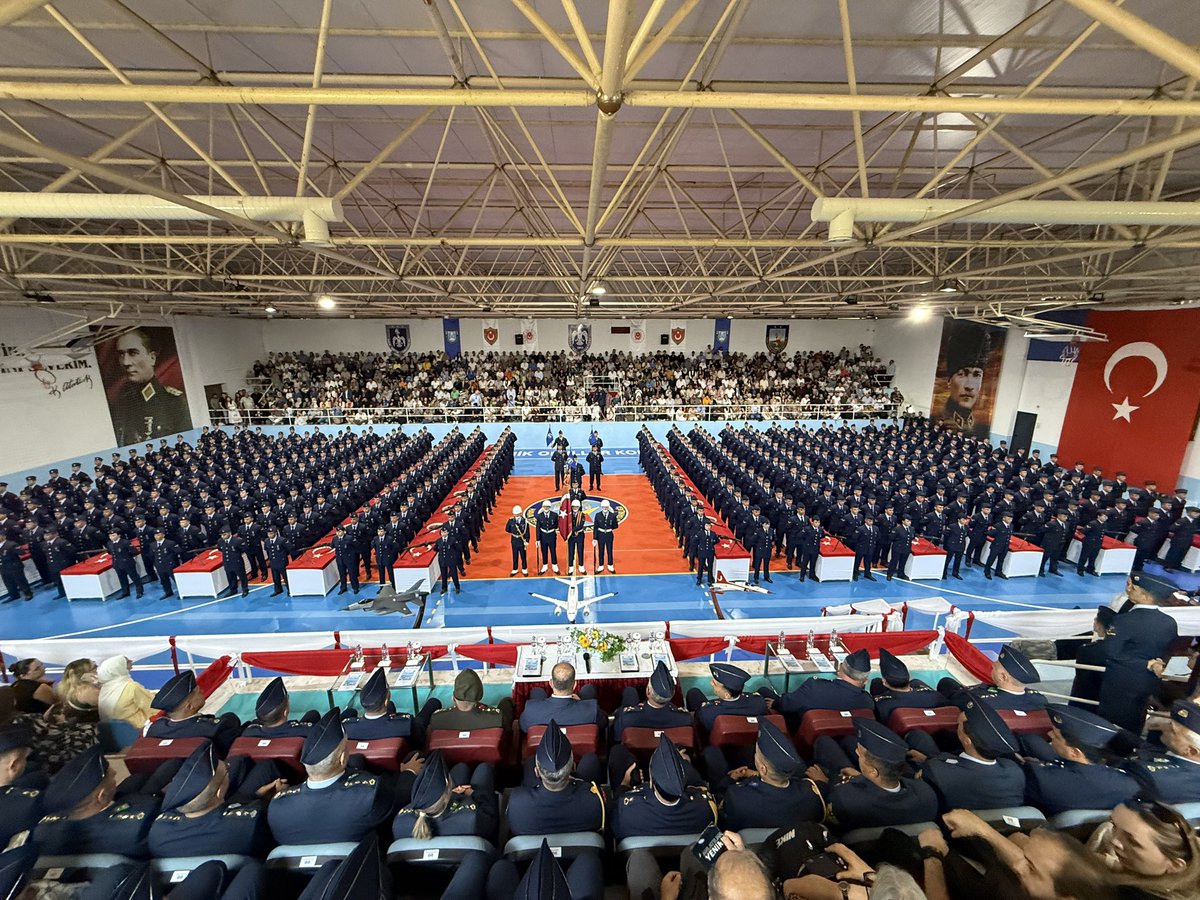 msuedutr's tweet photo. Milli Savunma Üniversitesi Hava Astsubay Meslek Yüksekokulu “17’nci Dönem Astsubay Temel Askerlik ve Astsubaylık Anlayışı Kazandırma Eğitimi”nin intibak aşamasını başarıyla tamamlayan astsubay adayları düzenlenen törenle ant içti.

Ant İçme Törenine; Rektörümüz Prof. Dr. Erhan Afyoncu, Hava Eğitim Komutanı Hava Korgeneral Erdoğan Gür, Rektör Yardımcımız Tümgeneral Burhan Aktaş, Hava Teknik Okullar Komutanı Hava Tuğgeneral İbrahim Galip, diğer davetliler ve aileler katıldı.