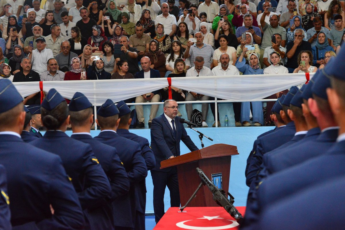 msuedutr's tweet photo. Milli Savunma Üniversitesi Hava Astsubay Meslek Yüksekokulu “17’nci Dönem Astsubay Temel Askerlik ve Astsubaylık Anlayışı Kazandırma Eğitimi”nin intibak aşamasını başarıyla tamamlayan astsubay adayları düzenlenen törenle ant içti.

Ant İçme Törenine; Rektörümüz Prof. Dr. Erhan Afyoncu, Hava Eğitim Komutanı Hava Korgeneral Erdoğan Gür, Rektör Yardımcımız Tümgeneral Burhan Aktaş, Hava Teknik Okullar Komutanı Hava Tuğgeneral İbrahim Galip, diğer davetliler ve aileler katıldı.