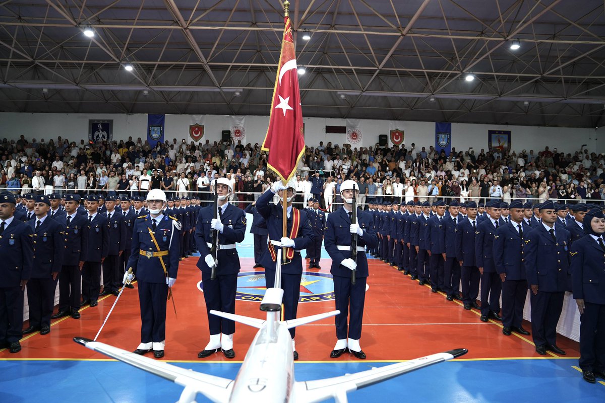 msuedutr's tweet photo. Milli Savunma Üniversitesi Hava Astsubay Meslek Yüksekokulu “17’nci Dönem Astsubay Temel Askerlik ve Astsubaylık Anlayışı Kazandırma Eğitimi”nin intibak aşamasını başarıyla tamamlayan astsubay adayları düzenlenen törenle ant içti.

Ant İçme Törenine; Rektörümüz Prof. Dr. Erhan Afyoncu, Hava Eğitim Komutanı Hava Korgeneral Erdoğan Gür, Rektör Yardımcımız Tümgeneral Burhan Aktaş, Hava Teknik Okullar Komutanı Hava Tuğgeneral İbrahim Galip, diğer davetliler ve aileler katıldı.
