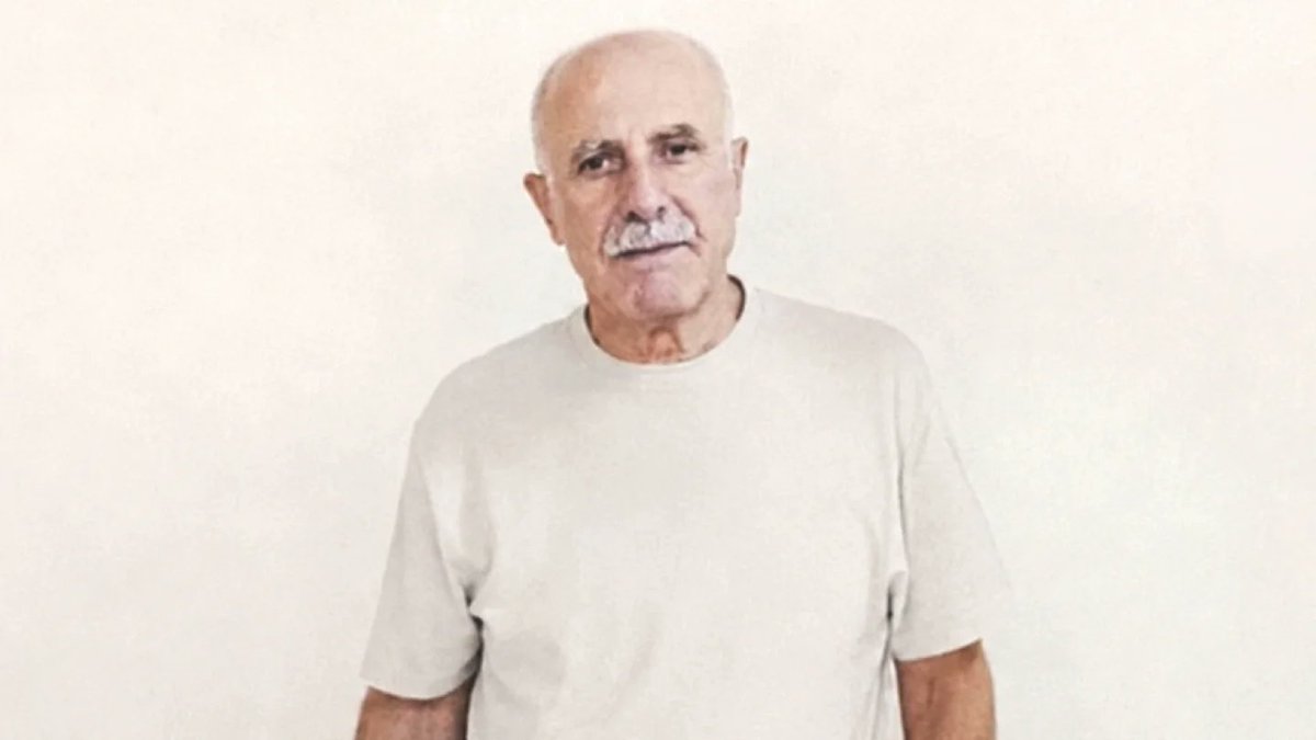 jiyanKomin's tweet photo. Elazığ 2 No'lu Yüksek Güvenlikli Cezaevi'nde tutulan 70 yaşındaki hasta tutsak Mehmet Şirin Çelik, 3 Temmuz'da geçirdiği beyin kanamasının ardından hastaneye kaldırıldı. Ailesi, yoğun bakımda kelepçeli tedavi edildiğini belirterek tahliye çağrısı yaptı. 1/6 https://t.co/EYiXc08Gw4