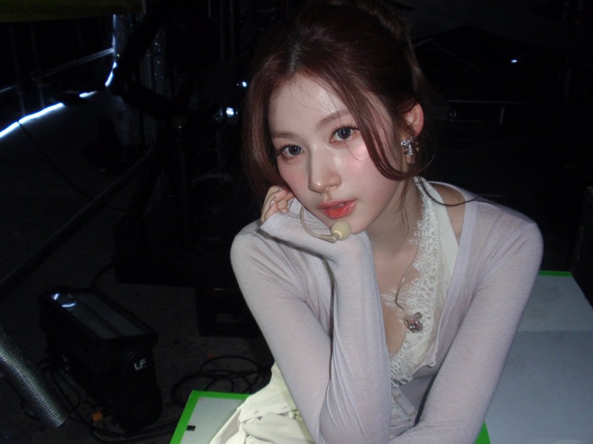 godmitzu's tweet photo. SANA IN HER SOLO OUTFIT SHE'S SO FINE https://t.co/VuY3qxn5Dt