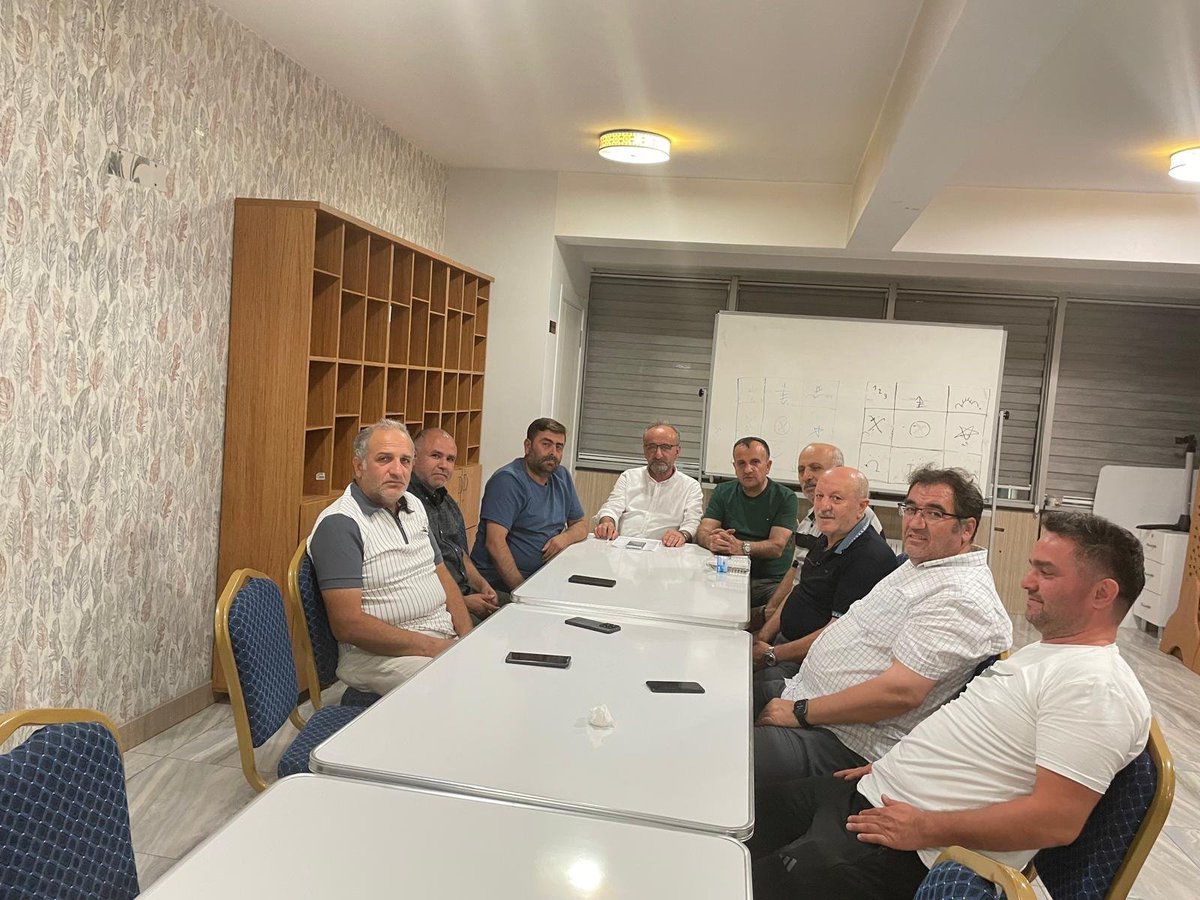 Ahmet0972's tweet photo. Fatih mahalle başkanı @ademkk165576  meclis üyemiz @RGulyuz  ilce sorumlumuz  @NazifeOz58 @RTErdogan @EmrullahErkus @abdullahozdemir @akpartiistanbul @akparti_esenler @oktayilmaz18 @tevfikgoksu    @vedatdestek    #HerMahallesileEsenler https://t.co/R3lwKeBFkN