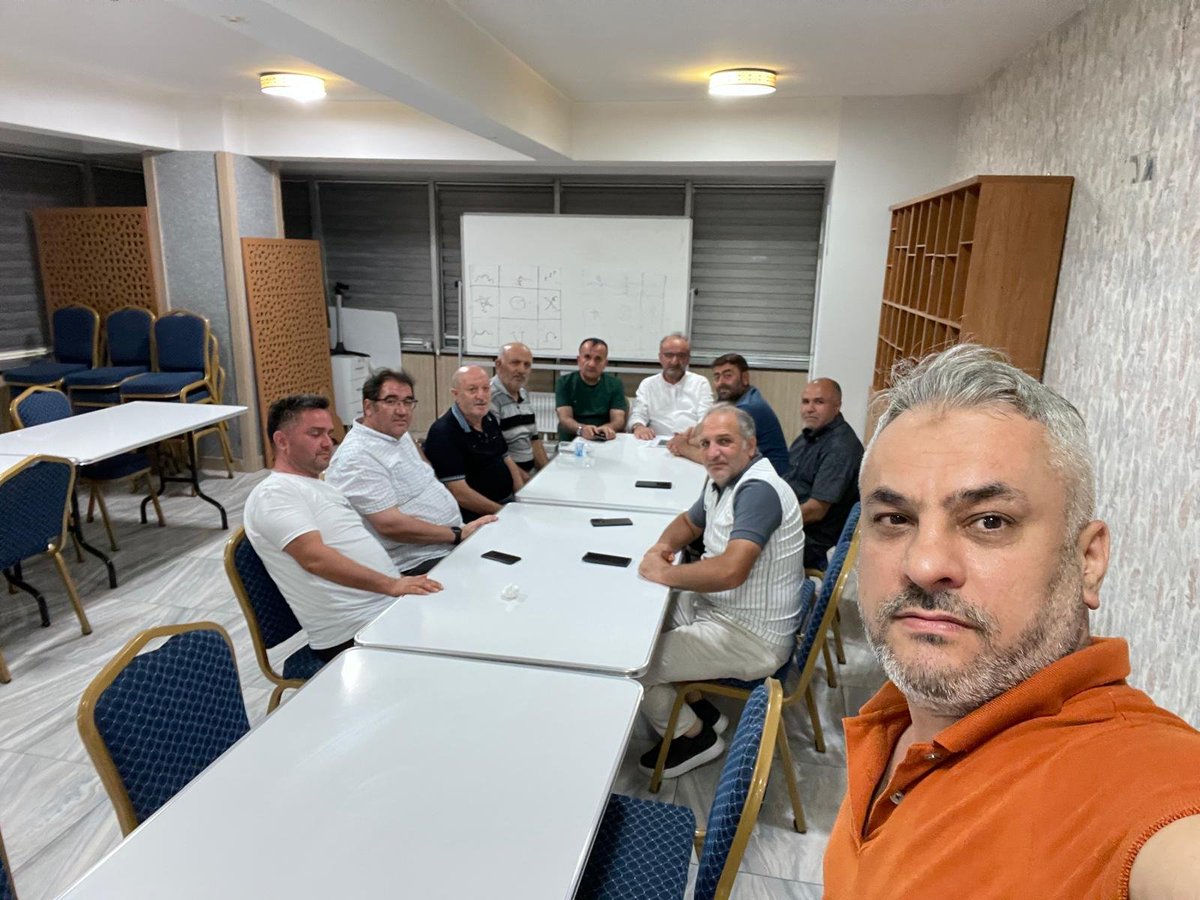 Ahmet0972's tweet photo. Fatih mahalle başkanı @ademkk165576  meclis üyemiz @RGulyuz  ilce sorumlumuz  @NazifeOz58 @RTErdogan @EmrullahErkus @abdullahozdemir @akpartiistanbul @akparti_esenler @oktayilmaz18 @tevfikgoksu    @vedatdestek    #HerMahallesileEsenler https://t.co/R3lwKeBFkN