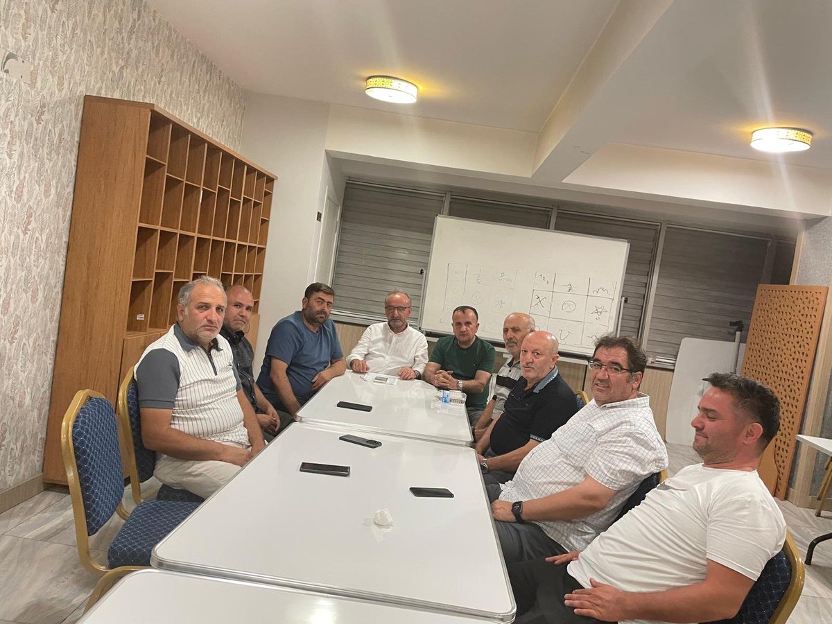 Ahmet0972's tweet photo. Fatih mahalle başkanı @ademkk165576  meclis üyemiz @RGulyuz  ilce sorumlumuz  @NazifeOz58 @RTErdogan @EmrullahErkus @abdullahozdemir @akpartiistanbul @akparti_esenler @oktayilmaz18 @tevfikgoksu    @vedatdestek    #HerMahallesileEsenler https://t.co/R3lwKeBFkN