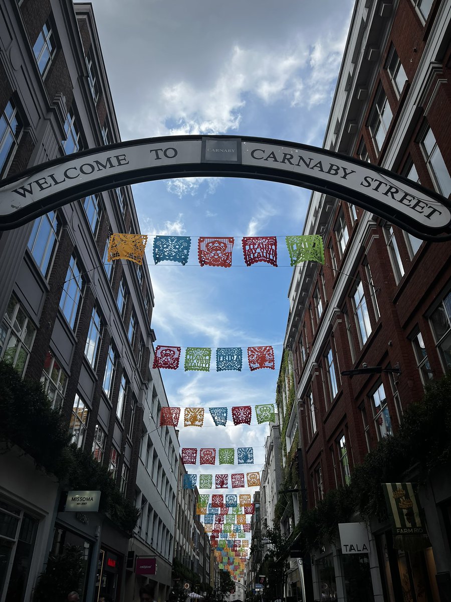 lovinjju's tweet photo. martin also came to carnaby street and portobello market with me 🧘🏽‍♀️ https://t.co/CnGiyqq3mU