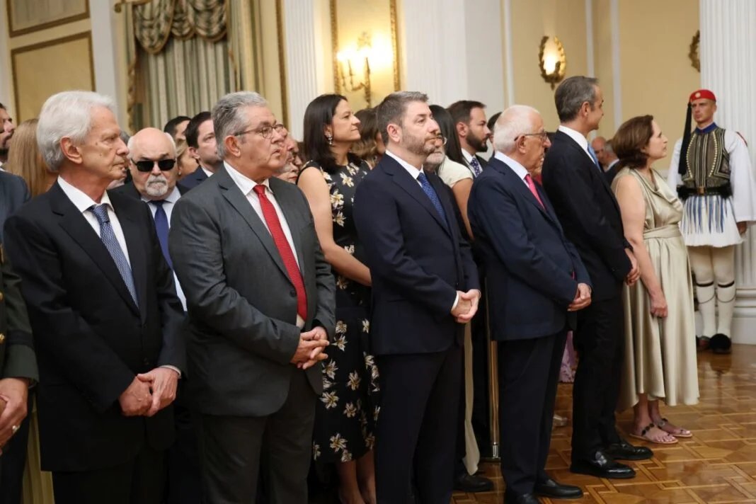 omg3lolz's tweet photo. Γιορτάζει την επέτειο της δημοκρατίας ο Ανδρουλάκης πλάι στον Μητσοτάκη που του φόρεσε το predator. 
Μιλάμε για απίστευτο κλόουν. 
Όσο τον κρατάει το ΠΑΣΟΚ δεν θα δει πάνω από 10%. https://t.co/SkFz7oZ1mr