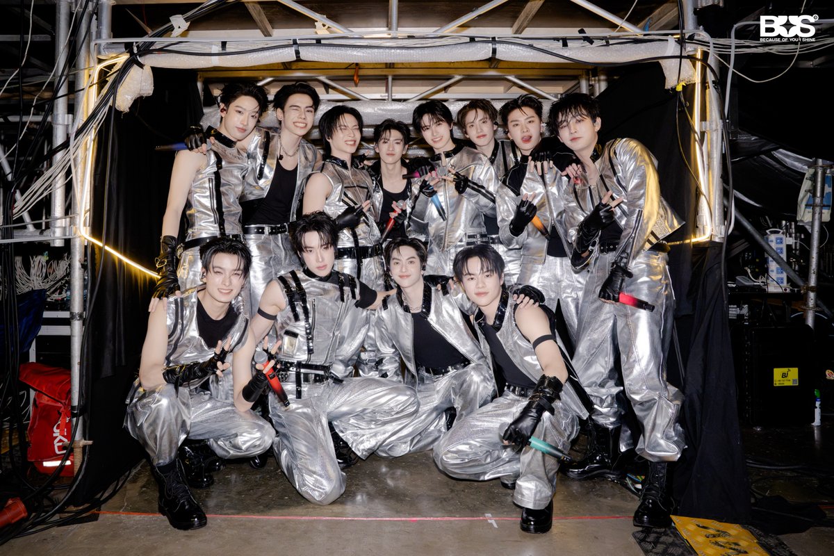 BUS_SONRAY's tweet photo. วันแรกของ #BUS_LIGHTASONE ผ่านไปแล้ว
ขอบคุณที่มาเติมเต็มวันแรกของ LIGHT AS ONE ให้พิเศษมาก ๆ
เดินทางกลับบ้านกันอย่างปลอดภัย แล้วเจอกันใหม่พรุ่งนี้นะครับ 🤘🏻(1/3)

#BUS_LIGHTASONE_D1 
#BUSbecauseofyouishine https://t.co/0S3WF1VSfT