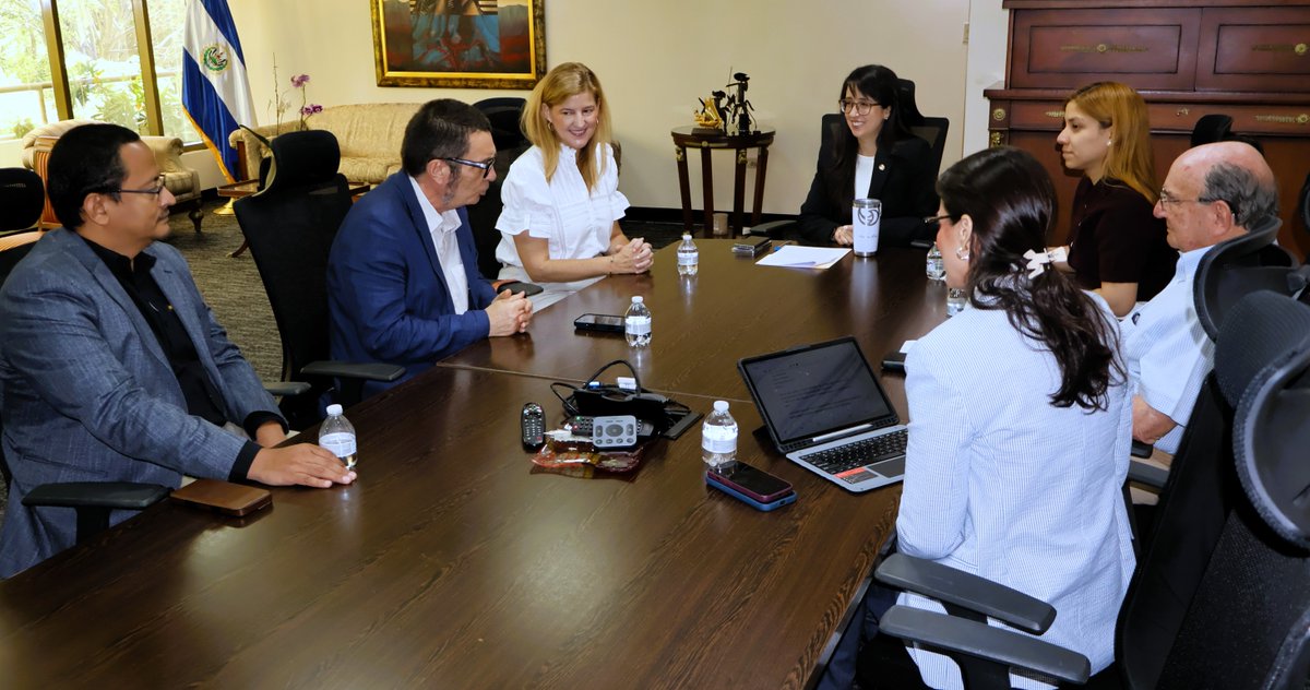 AdrianaMiraSV's tweet photo. ¡Bienvenida a El Salvador, Aurora de Rato! 🇸🇻🇪🇸

Fue un placer recibir a la presidenta de @ColPadreArrupe y expresarle nuestro reconocimiento por la extraordinaria labor que la Fundación realiza a través de la educación, contribuyendo al desarrollo integral de nuestro país. https://t.co/3vnK6fnKYW