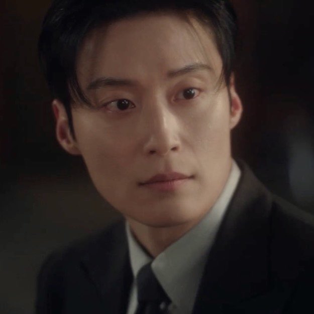 heonoiir's tweet photo. “do not look at me with those eyes”
“what eyes?”
“those that look at me right now” 

#YEAAAH https://t.co/M4IMEalBFv