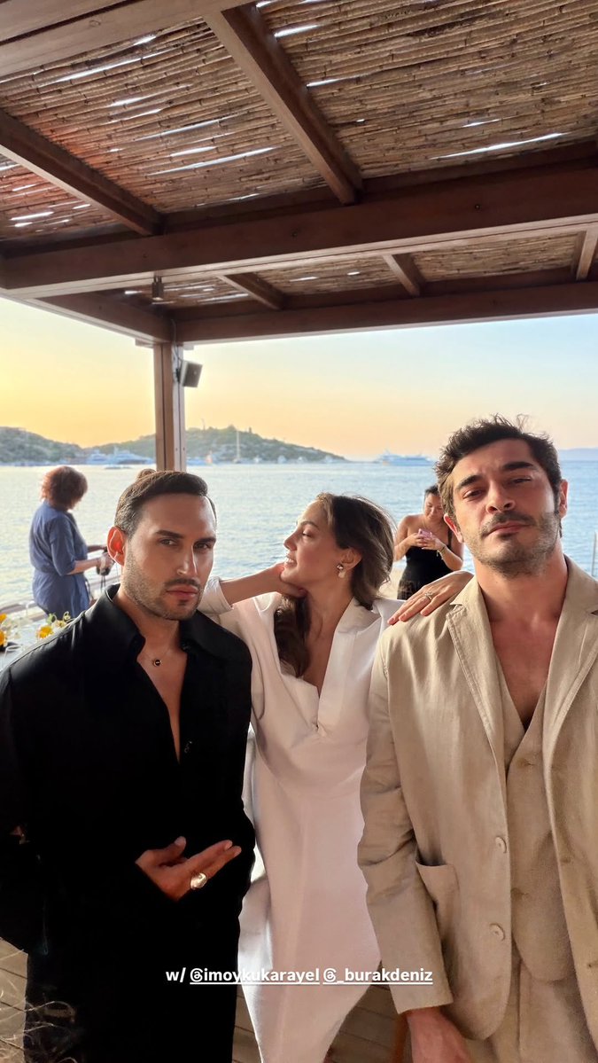 Burak_TrFanlari's tweet photo. #BurakDeniz, Öykü Karayel ve İnan Kırdemir, bu gece Bodrum'da Fransız moda markası Jacquemus'un düzenlediği etkinlikte objektiflere birlikte poz verdi.✨ https://t.co/ez5s9RaTnj